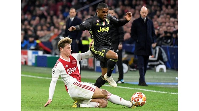 FOTO: Momen Ronaldo Diserang Suporter di Liga Champions