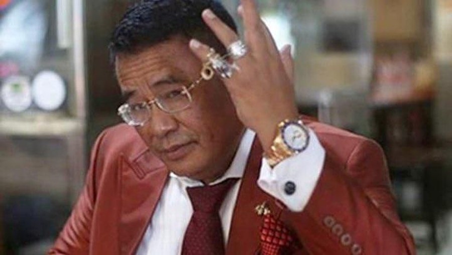 Hotman Paris tampil pangling dengan kumis dan brewok serta jemari yang polos tanpa cincin.