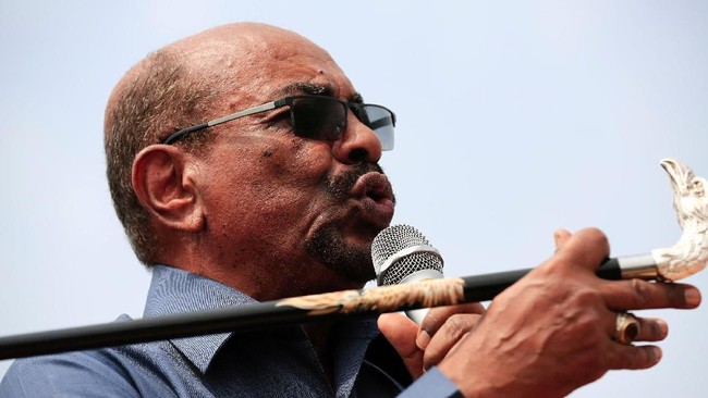 Mantan Presiden Sudan, Omar al-Bashir, terungkap menyimpan jutaan mata uang lokal dan asing. Duit itu disembunyikan di Istana Kepresidenan.