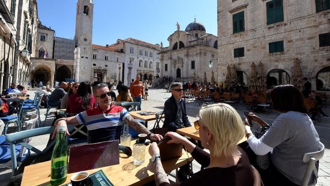 Dewan kota Dubrovnik bakal membatasi jumlah area duduk tepi jalan milik restoran dan kafe demi memberi kenyamanan bagi pejalan kaki.