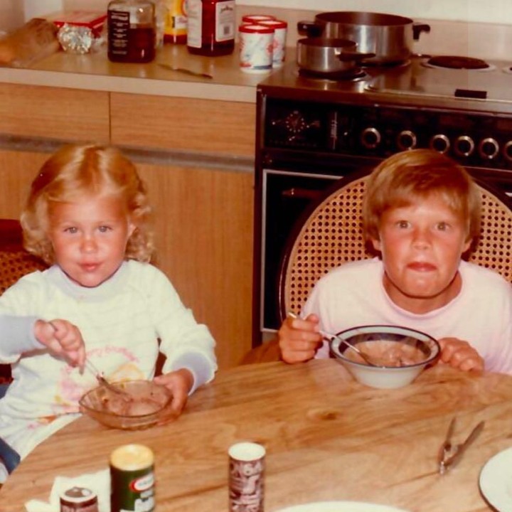 <p>Dari kecil, wajah presenter Ryan Seacrest memang sudah terlihat jahil, lho. Saat foto makan dengan saudara perempuannya Ryan malah berpose lucu. <em>He-he-he</em>. (Foto: Instagram @ryanseacrest)</p>
