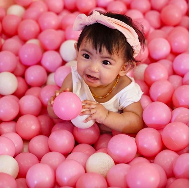 <p>Meskipun baru bangun tidur, tapi Cyila terlihat seru banget main maindi bola. (Foto: Instagram @ristytagor)</p>