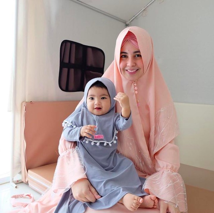 <p>Risty Tagor sering membagikan tingkah lucu Cyila di akun Instagram miliknya. Penampilan Cyila sering menarik perhatian saat mengenakan hijab syari seperti sang mama. (Foto: Instagram @ristytagor)</p>