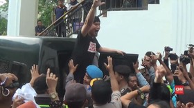 VIDEO: Penundaan Sidang Ahmad Dhani Diwarnai Aksi Ricuh