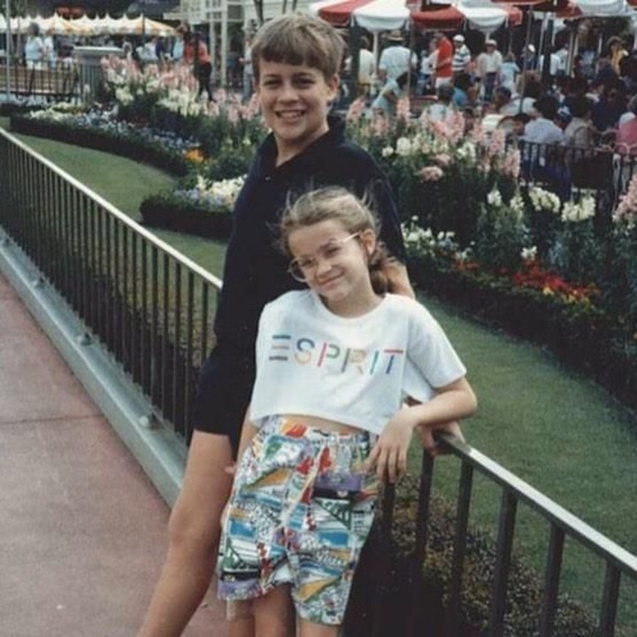 <p>Foto lawas aktris Reese Witherspoon dengan saudara laki-lakinya kira-kira diambil dari tahun berapa ya, Bunda? (Foto: Instagram @reesewitherspoon)</p>