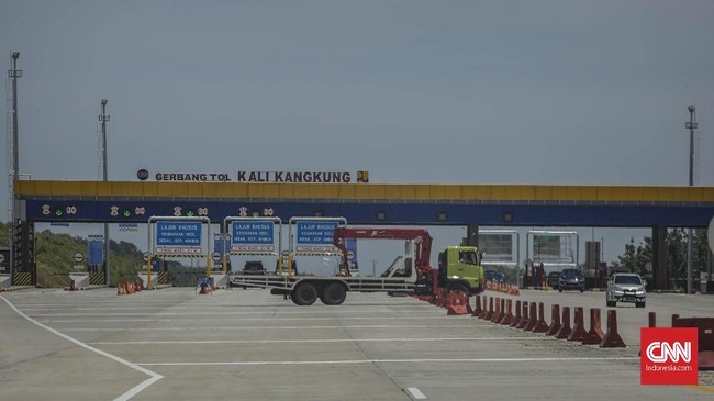Jasa Marga sebelumnya menjadwalkan one way diberlakukan Jumat (7/6) pukul 12.00 WIB namun, baru diberlakukan sekitar pukul 14.00 WIB.