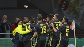 FOTO: Momen Ronaldo Diserang Suporter di Liga Champions