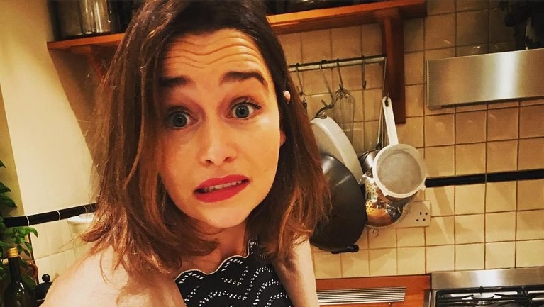Karakter Daenerys Targaryen dalam film serial Game Of Thrones diperankan oleh aktris bernama Emilia Clarke. Berikut ini deretan potret kece Emilia Clarke.