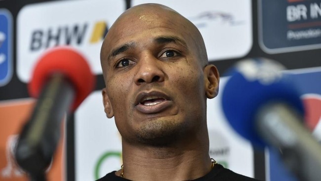 Mantan gelandang Chelsea, Florent Malouda, yang kini menjadi staf pelatih di klub Liga Swiss FC Zurich dipecat dengan cara yang tidak lazim.
