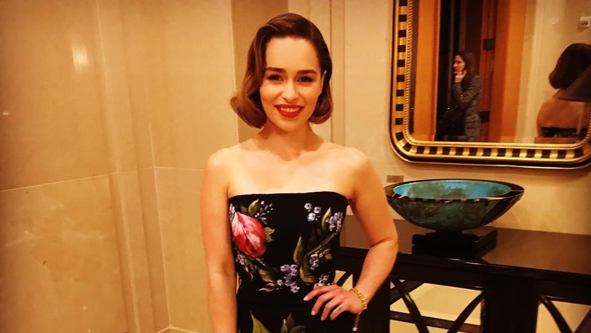 Karakter Daenerys Targaryen dalam film serial Game Of Thrones diperankan oleh aktris bernama Emilia Clarke&period; Berikut ini deretan potret kece Emilia Clarke&period;