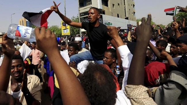 Rakyat Sudan menolak rezim militer menguasai pemerintahan usai mengkudeta Presiden Omar al-Bashir.
