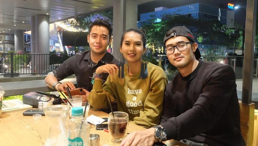 2. Kaget hingga Buat Kriss Hatta Latah Sebelum jadi sorotan karena video mesum, Soraya Rasyid sempat viral karena tingkah kocaknya saat memandu acara 'Uang Kaget'.