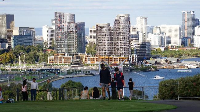 Di Perth, turis bisa berwisata alam sambil menikmati teduh pepohonan di Kings Park and Botanic Garden.