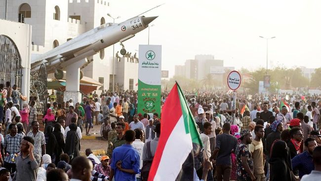 Jam Malam di Sudan, Ribuan Warga Demo Markas Tentara