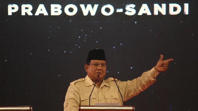 Dari pantauan CNNIndonesia.com, TPS 041 tempat Prabowo mencoblos telah selesai dipersiapkan. TPS ini dihiasi nuansa merah putih.