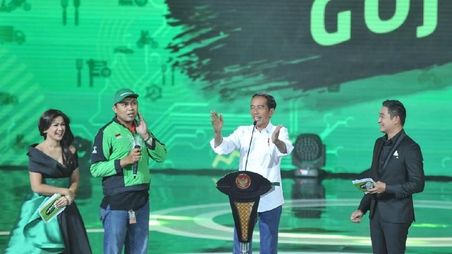 Presiden Joko Widodo memberikan hadiah satu unit sepeda kepada pengemudi Gojek yang mengantarkan pesanannya, yaitu sate ayam, beberapa waktu lalu.