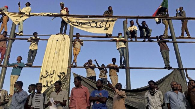 Milisi Sudan Dilaporkan Perkosa Demonstran Perempuan Milisi RSF di Sudan bentukan eks Presiden Omar al-Bashir juga dilaporkan melakukan kejahatan perang saat konflik Darfur pada 2003-2004.