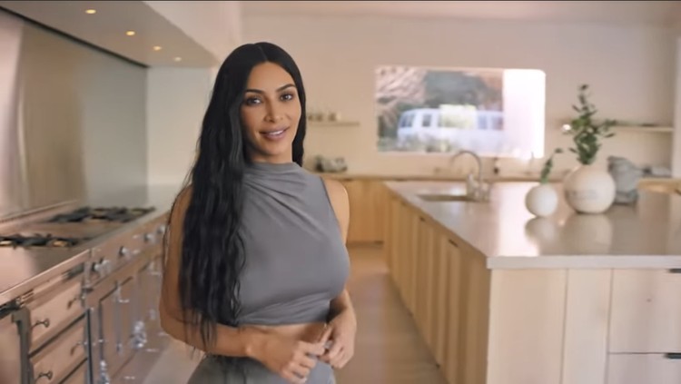 Lewat sebuah foto, Kim Kardashian menunjukkan momen manis kedua putranya, Saint West dan Psalm West lewat foto. Cute!