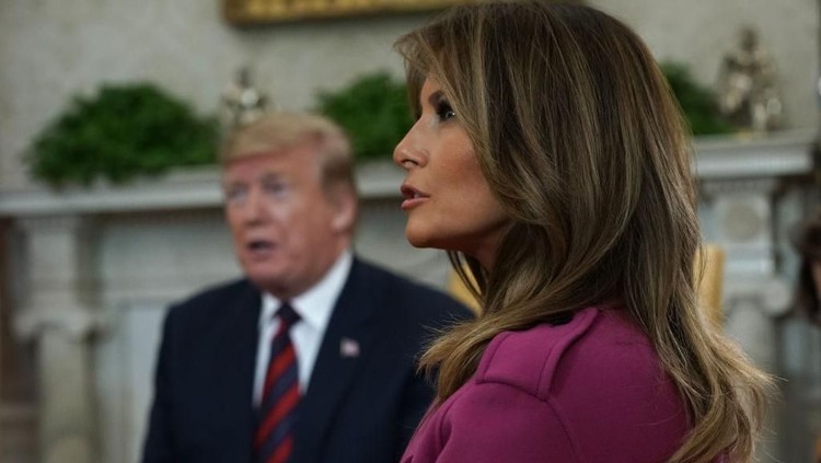 WASHINGTON, DC - APRIL 11: U.S. President Donald Trump and first lady Melania Trump welcome South Korean President Moon Jae-in and his wife Kim Jung-sook at the South Portico of the White House April 11, 2019 in Washington, DC. Moon is in Washington to try to jump-start talks between the U.S. and North Korea after the failed summit in Hanoi in February. (Photo by Alex Wong/Getty Images)
