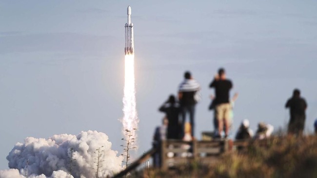 SpaceX memperkenalkan dua astronaut yang akan mengendarai pesawat ruang angkasa berawak pertama mereka.