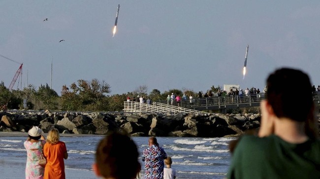 FOTO: Detik-detik Roket Falcon Heavy Mengangkasa