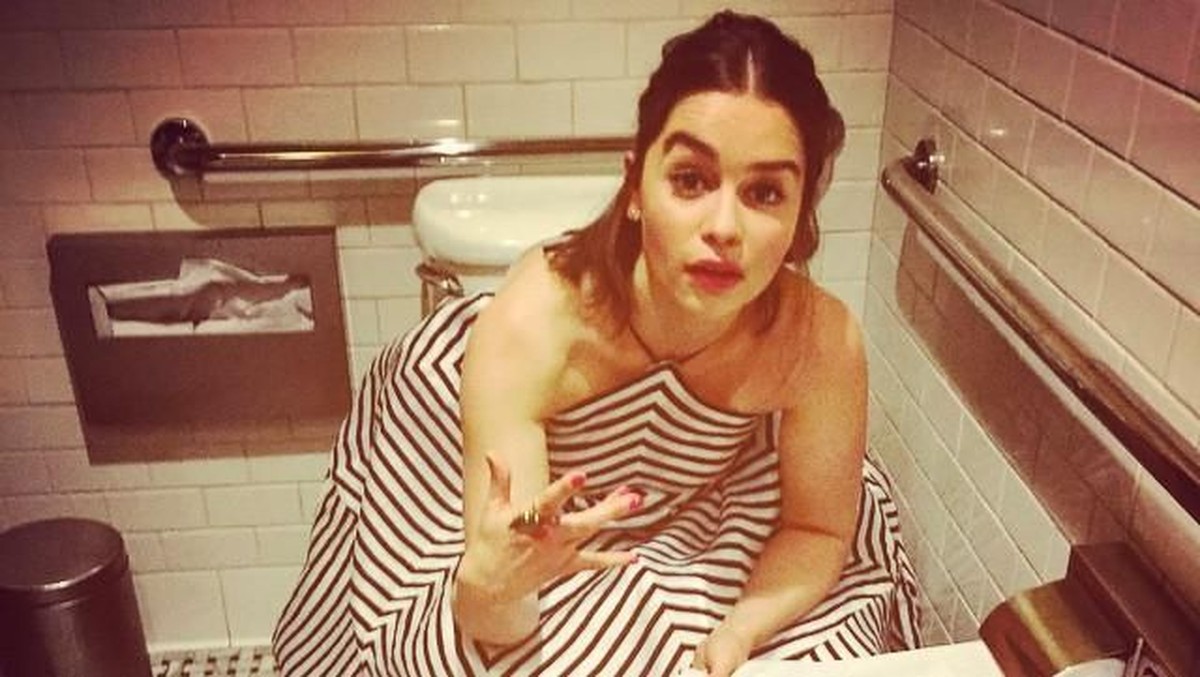 Karakter Daenerys Targaryen dalam film serial Game Of Thrones diperankan oleh aktris bernama Emilia Clarke&period; Berikut ini deretan potret kece Emilia Clarke&period;