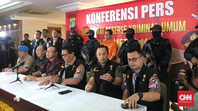 Ketua Umum PSSI Joko Driyono keluar dari Rumah Tahanan Polda Metro Jaya dan beralih menjadi tahanan Kejaksaan Negeri Jakarta Selatan (Jaksel), Jumat (12/4).