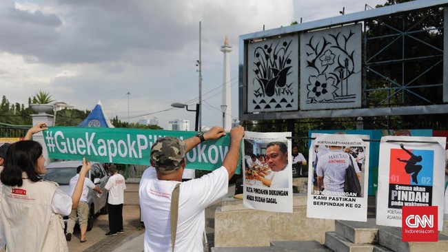 Sejumlah orang yang mengklaim eks relawan Jokowi berkumpul di Monas untuk menyatakan kekecewaannya akibat kebijakan pemerintah yang dianggap tak sesuai janji.