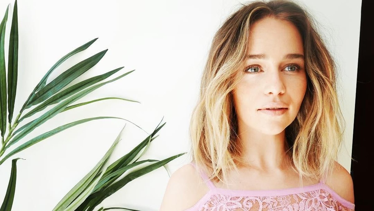 Karakter Daenerys Targaryen dalam film serial Game Of Thrones diperankan oleh aktris bernama Emilia Clarke&period; Berikut ini deretan potret kece Emilia Clarke&period;