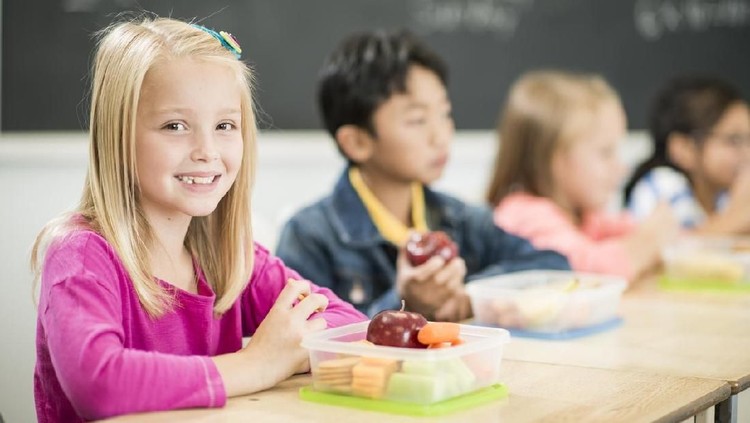 Bunda, yuk mulai biasakan membawakan bekal si kecil ke sekolah. Ada 4 manfaat ketika anak dibawakan bekal lho.