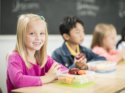 4 Manfaat Si Kecil Membawa Bekal ke Sekolah