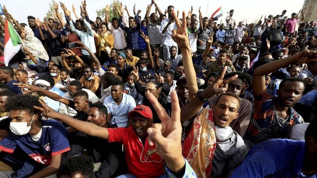 Rakyat Sudan mendesak agar Bashir, presiden Sudan yang sudah terguling, agar segera diadili atas kejahatan kemanusiaan yang ia lakukan.