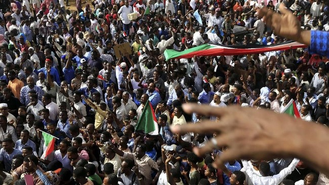 Dewan Militer mendeportasi tiga petinggi gerakan pemberontak Sudan. Deportasi dilakukan setelah serangkaian aksi protes yang terjadi.