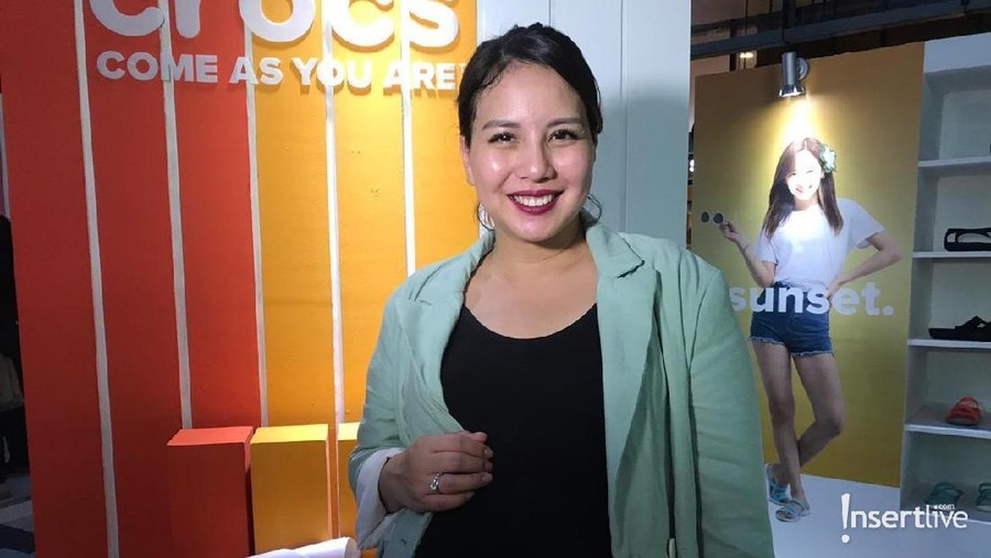 Pesinetron Tya Ariestya semakin dekat dengan hari persalinan di usia kehamilan yang semakin tua ini.