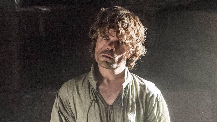Lahir dalam keadaan kerdil di keluarganya yang normal. Peter Dinklage adalah pemeran Tyron Lannister dalam serial Game OF Thrones.