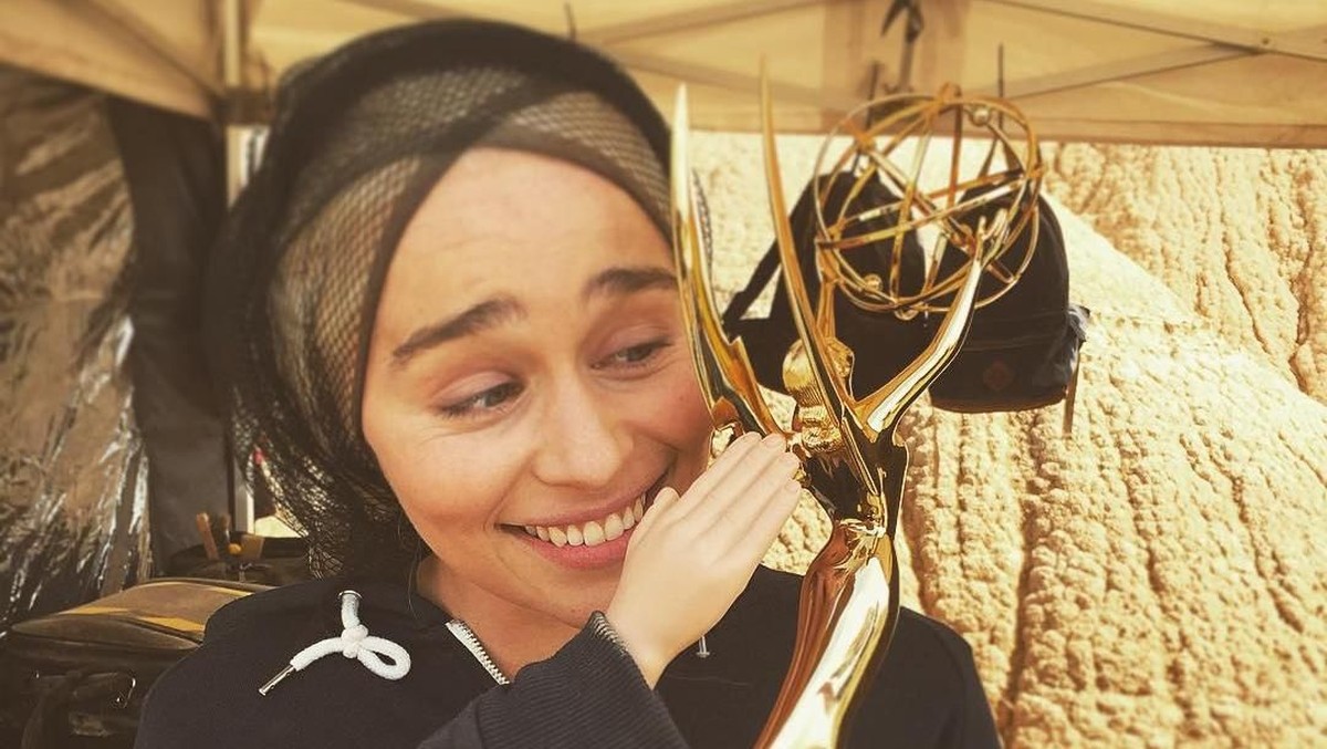 Karakter Daenerys Targaryen dalam film serial Game Of Thrones diperankan oleh aktris bernama Emilia Clarke&period; Berikut ini deretan potret kece Emilia Clarke&period;