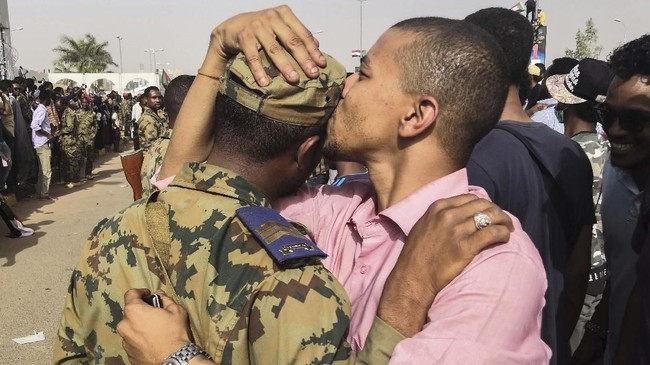 Tentara Sudan dan kubu demonstran menyepakati masa transisi pemerintahan selama tiga tahun setelah mereka menggulingkan Presiden Omar al-Bashir pada April lalu.