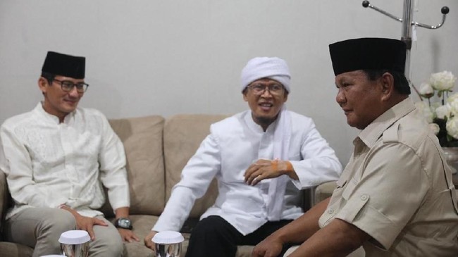 Cawapres nomor urut 02 Sandiaga Uno menelpon Aa Gym yang tengah ibadah umrah dan menyampaikan ucapan duka cita atas kematian ibundanya.