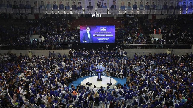 Pendiri Demokrat Hencky Luntungan menyatakan Kongres Luar Biasa didukung 380 pengurus cabang dan daerah, namun enggan mengungkap dari mana saja.