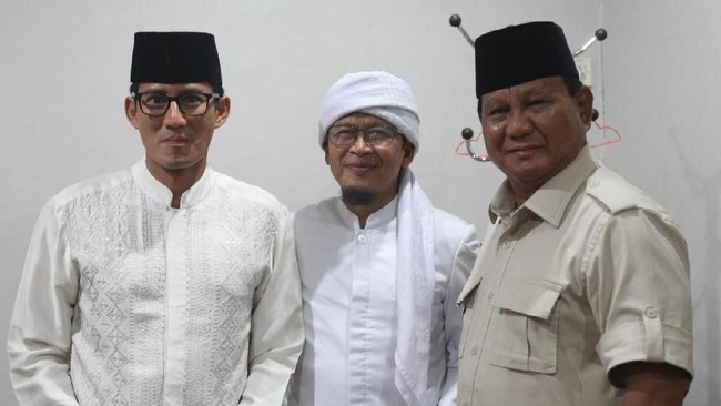 Ulama kondang asal Bandung, Abdullah Gymnastiar alias Aa Gym resmi mendukung Prabowo-Sandi di Pilpres 2019.