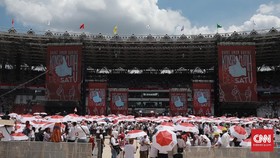 Petugas Damkar Semprot Air ke Tengah Massa Jokowi di GBK