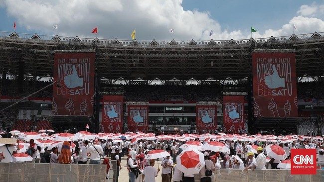 Selain siraman air, massa yang duduk di tribun stadion juga membuat koreografi gelombang dukungan dengan panduan pembawa acara Gading Marten dan Indra Bekti.