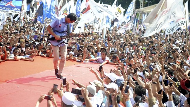 Setelah berorasi dalam kampanye di Tangerang, Sandiaga bermain gitar diiringi grup musik Soneta menghibur massa yang memenuhi Lapangan Ahmad Yani.