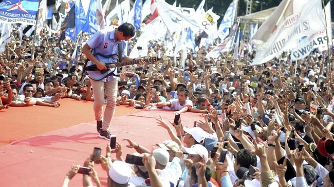 Kampanye Pamungkas, Sandiaga Main Gitar Diiringi Soneta Setelah berorasi dalam kampanye di Tangerang, Sandiaga bermain gitar diiringi grup musik Soneta menghibur massa yang memenuhi Lapangan Ahmad Yani.