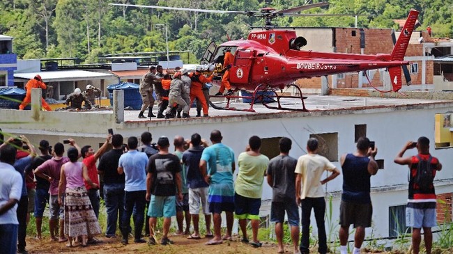 FOTO: Bangunan Runtuh di Rio de Janeiro Telan Korban
