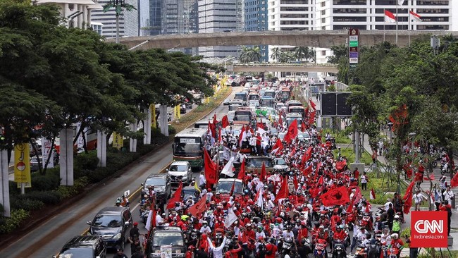 Massa Jokowi-Ma'ruf membanjiri Stadion Utama Gelora Bung Karno dan sekitarnya, serta sempat bikin macet jalan Jendral Sudirman.