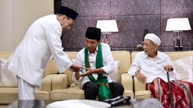 Jokowi Dapat Serban-Tasbih dari Mbah Moen dan Habib Luthfi