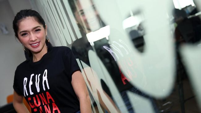 Angel Karamoy didaulat menjadi salah satu pemandu acara terbaru Trans TV bertajuk Crazy Rich.