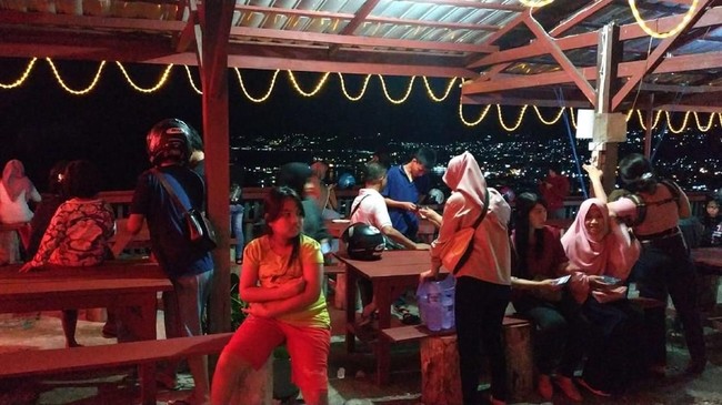 Pasca gempa warga sempat mengungsi ke dataran tinggi, kemudian setelah kondusif sebagian telah meninggalkan pengungsian pada Sabtu pagi.