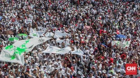 Massa Jokowi-Ma'ruf Berseragam Putih Padati GBK